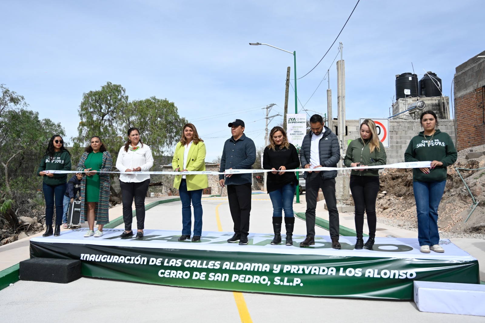 RICARDO GALLARDO ENTREGA OBRAS VIALES EN CERRO DE SAN PEDRO.