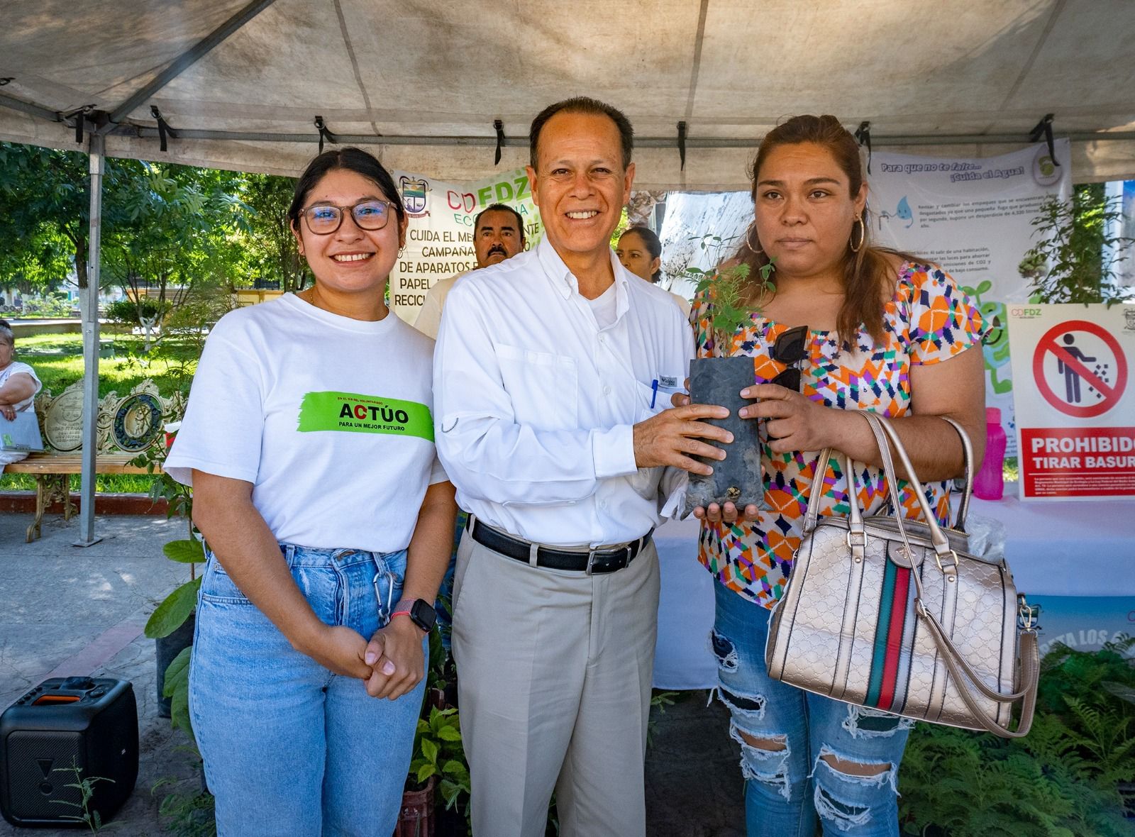 Entrega gobierno de CDFDZ árboles en el marco del Día Internacional del Medio Ambiente