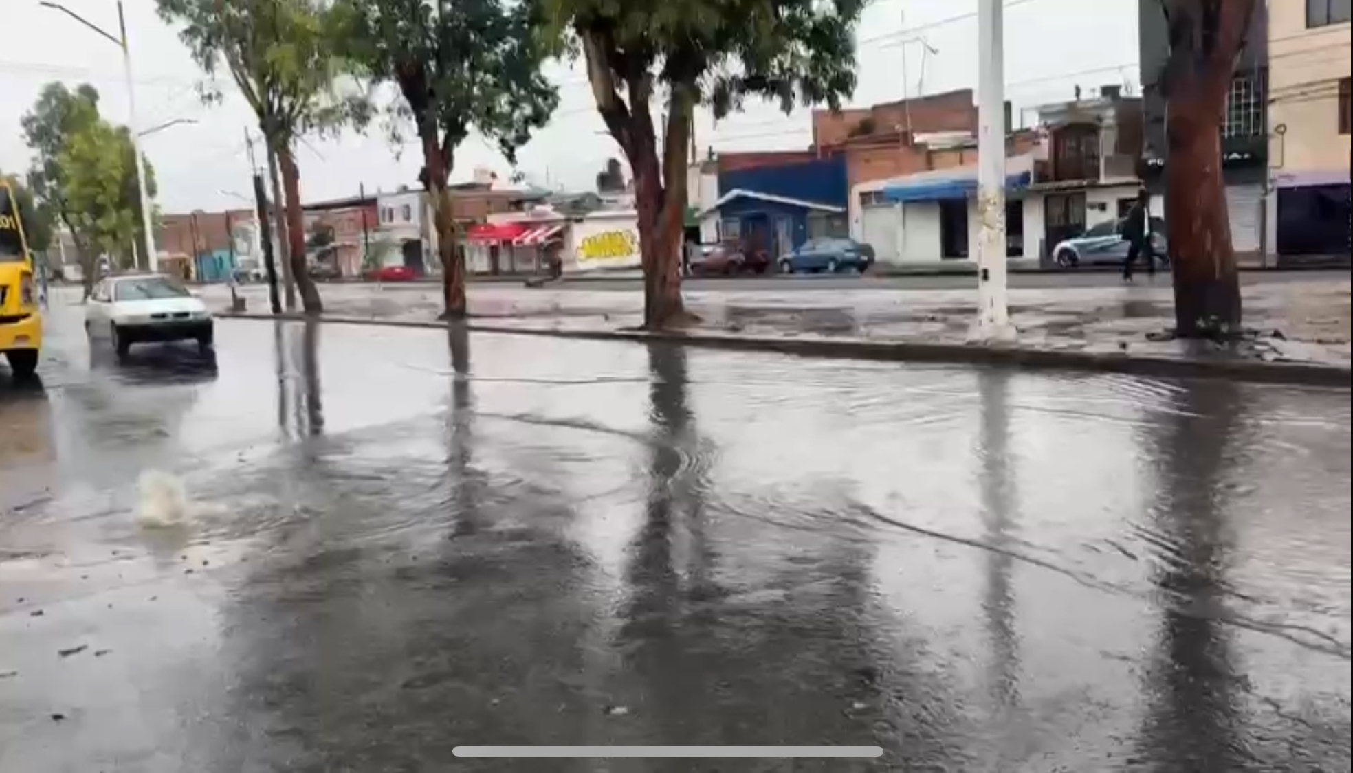 LLUVIAS EN LA CAPITAL EVIDENCIAN OBRAS CHAFAS DEL ALCALDE GALINDO EN AVENIDA HERNÁN CORTÉS