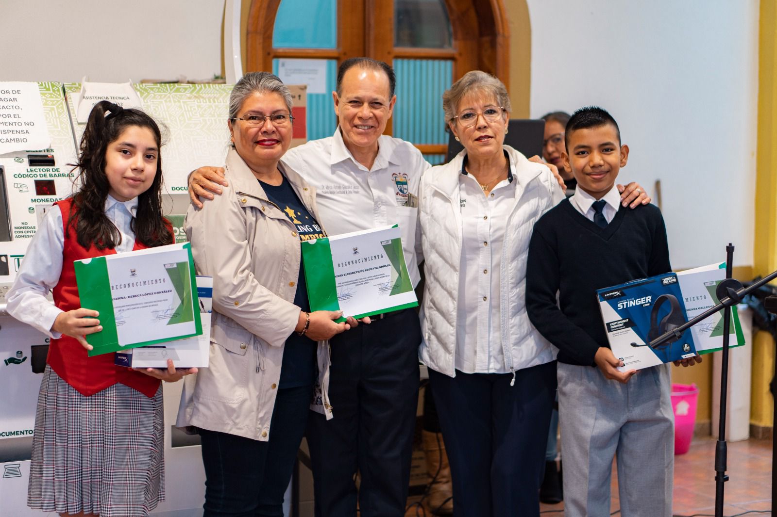 Alcalde de CDFDZ, entrega reconocimientos y premios a alumnos y maestra de la Escuela Primaria Zenón Fernández.