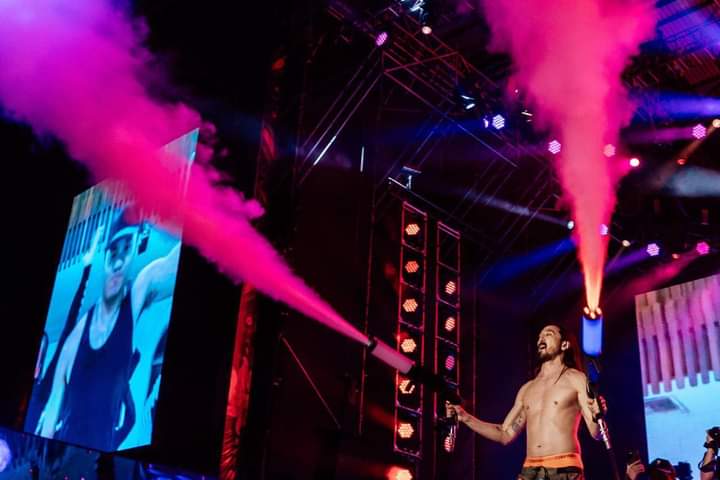 Steve Aoki se presentó anoche en la Fenapo 2024