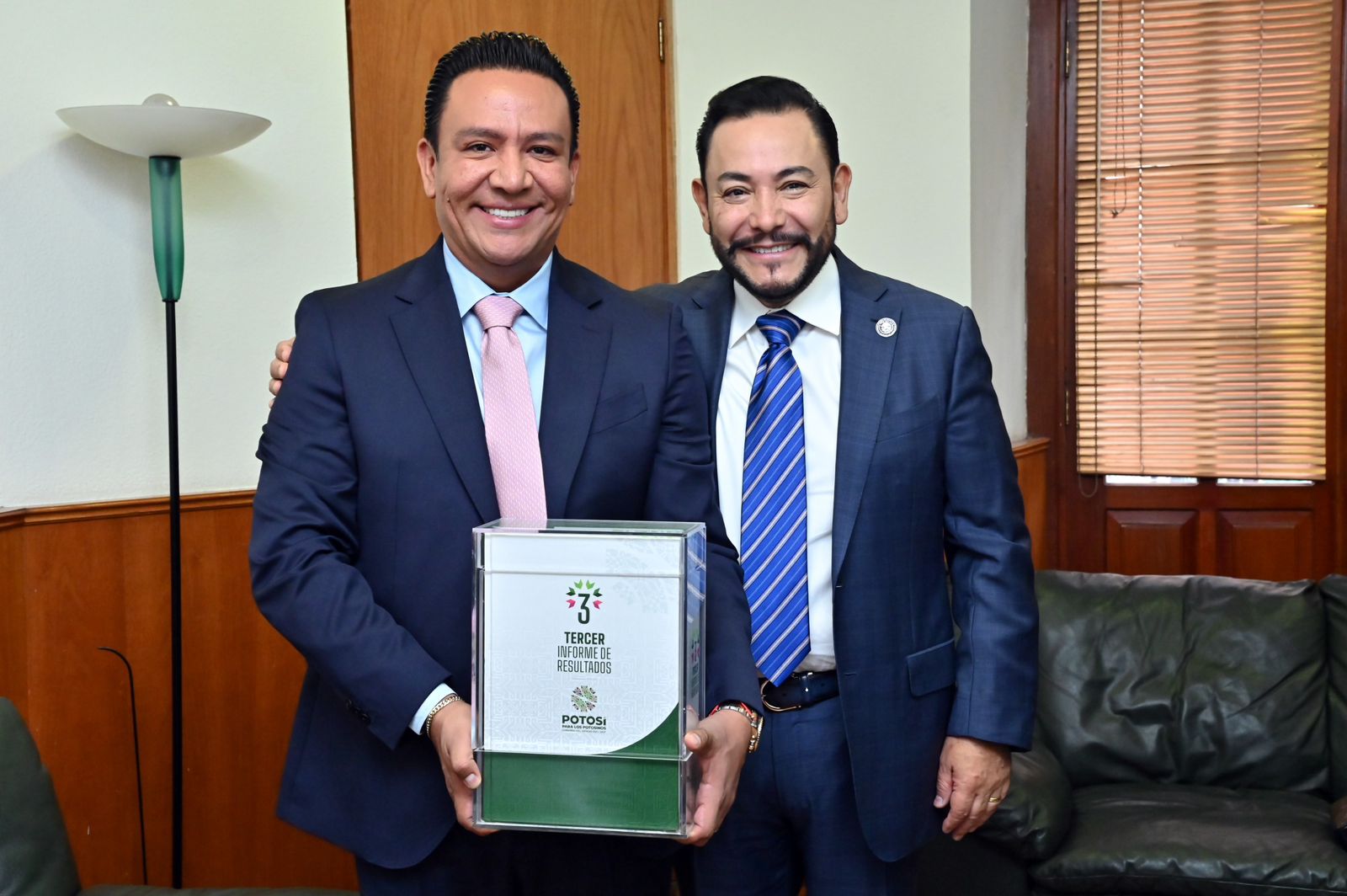 GOBIERNO ESTATAL ENTREGA DOCUMENTO DEL TERCER INFORME DE RESULTADOS AL CONGRESO.